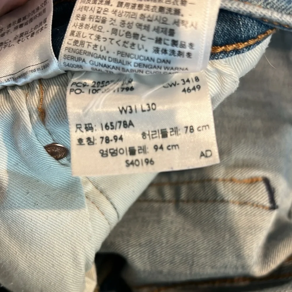 Levi’s 502 Jeans